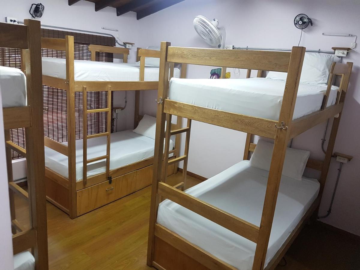 Cama en habitación compartida mixta con 6 camas y baño